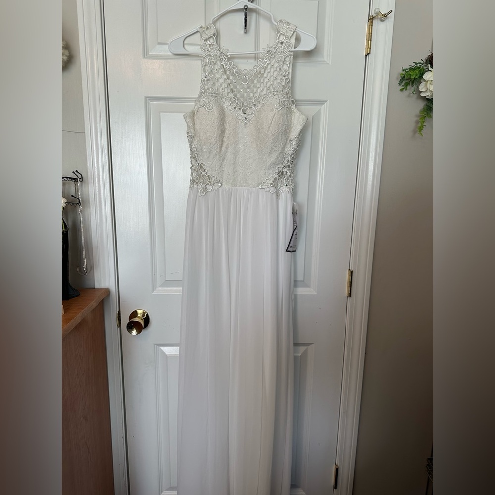 NWT Macys City Studio White Lace Bodice Chiffon Gown/Wedding/Prom Sz 11 Stunning